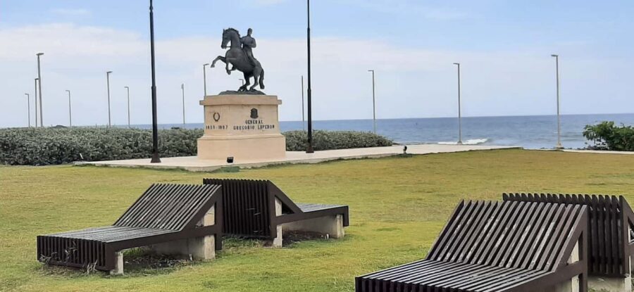 Puerto Plata: City tour through the historic old town - Independence Park and San Felipe Cathedral: where locals take up space
