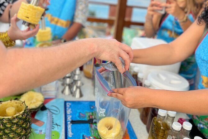 The piña colada experience - Mixing your signature piña colada: cutting, blending, toasting